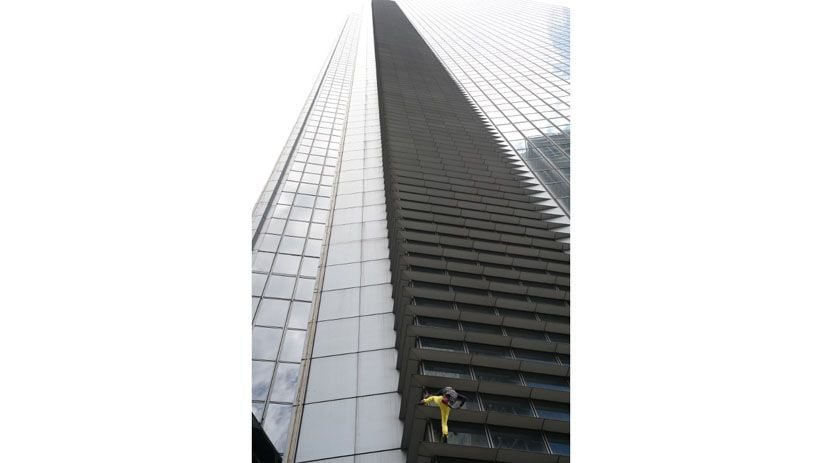 Aksi Menegangkan Spiderman Prancis Panjat Gedung Tertinggi di Manila - Bagian 4