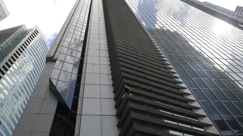 Aksi Menegangkan Spiderman Prancis Panjat Gedung Tertinggi di Manila - Bagian 3