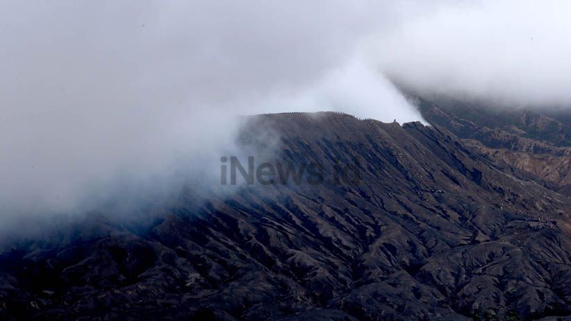 Berstatus Waspada, Gunung Bromo Aman bagi Warga Radius 1 Km - Bagian 5