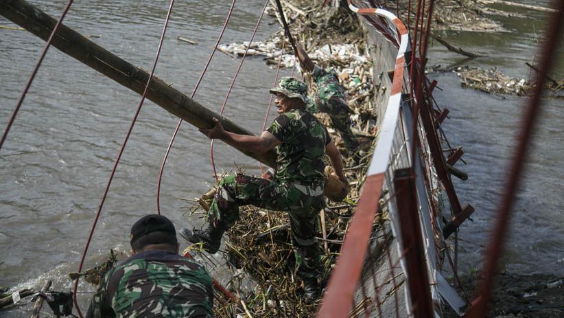 Jembatan Rusak Diterjang Banjir, Akses Dua Desa di Sleman Putus - Bagian 2