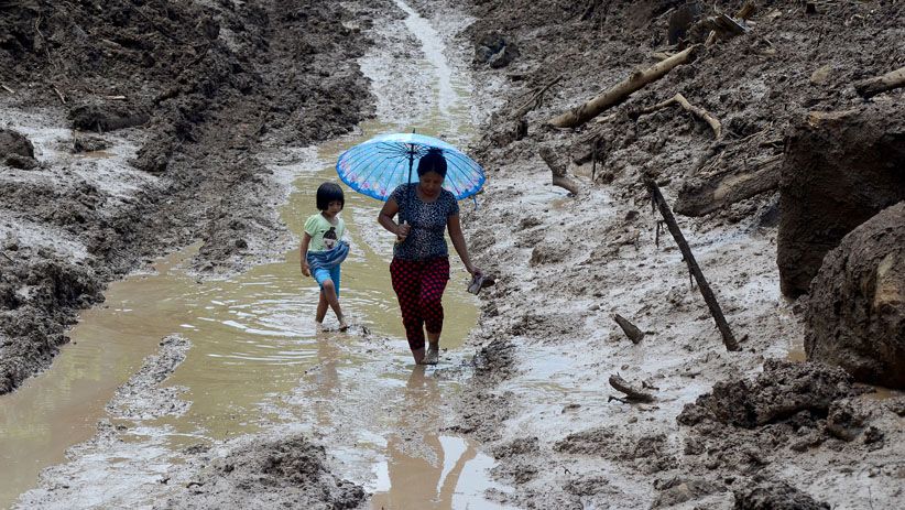 Sulitnya Akses Menuju Lokasi Tanah Longsor Gowa