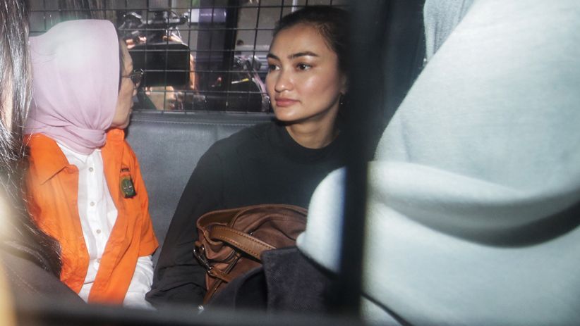 Ditemani Atiqah Hasiholan, Ratna Sarumpaet Diserahkan ke Kejaksaan - Bagian 2