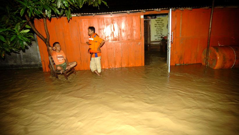 Sungai Cenang Meluap, Ratusan Rumah di Tegal Terendam Banjir - Bagian 2