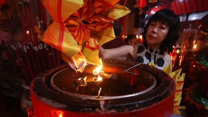 Warga Keturunan Tionghoa Surabaya Berebut Angpao dari Dewa Rezeki