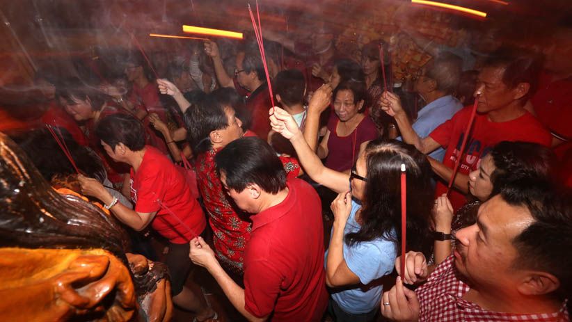 Warga Keturunan Tionghoa Surabaya Berebut Angpao dari Dewa Rezeki