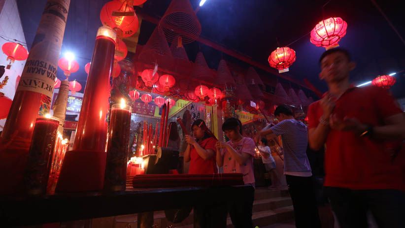 Warga Keturunan Tionghoa Surabaya Berebut Angpao dari Dewa Rezeki