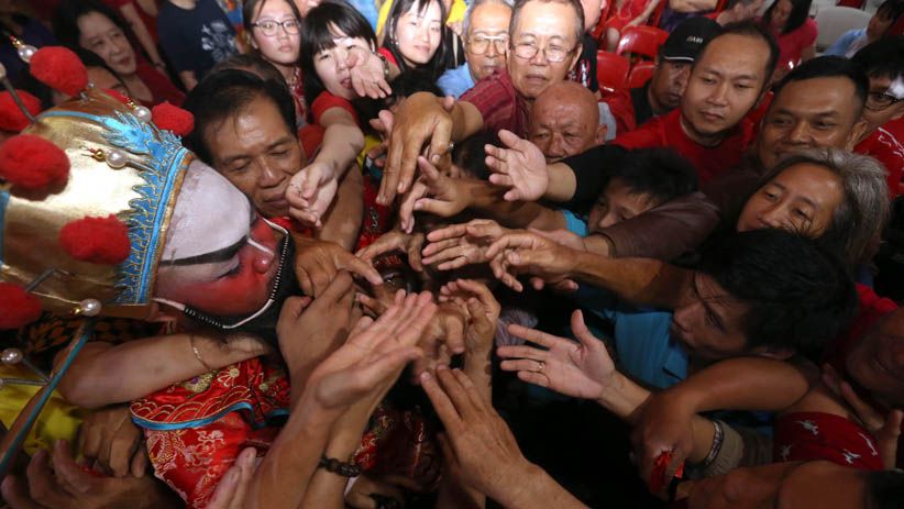 Warga Keturunan Tionghoa Surabaya Berebut Angpao dari Dewa Rezeki