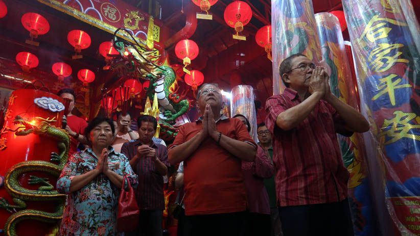 Warga Keturunan Tionghoa Surabaya Berebut Angpao dari Dewa Rezeki