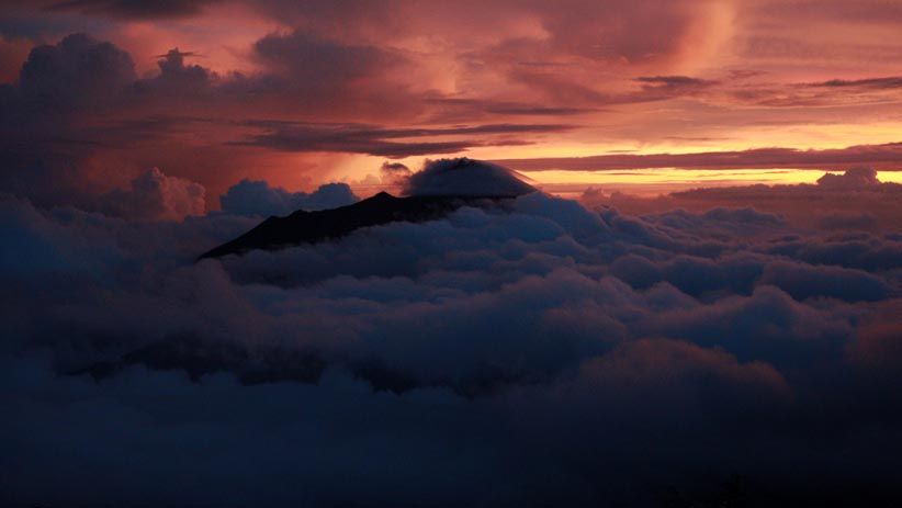 Menikmati Keindahan Alam dari Puncak Gunung Merbabu