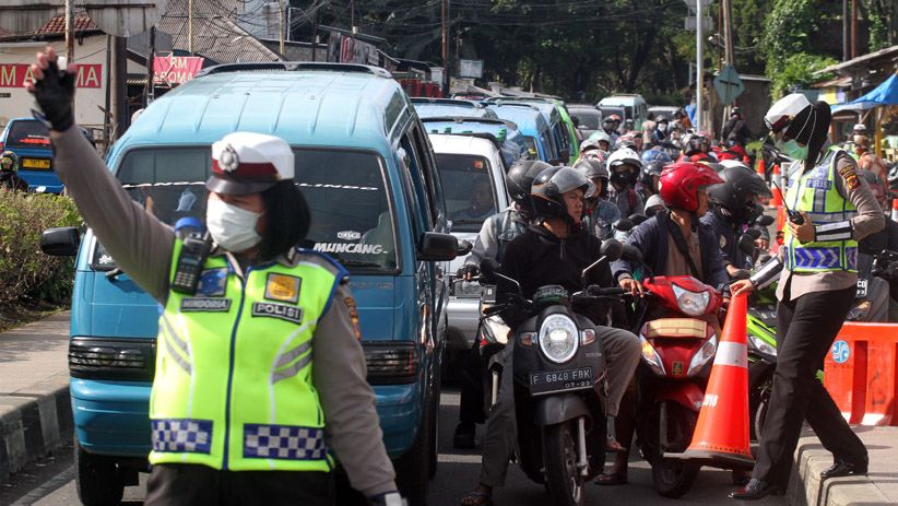 Jalur Puncak Macet, Polisi Berlakukan Sistem Buka Tutup - Bagian 2