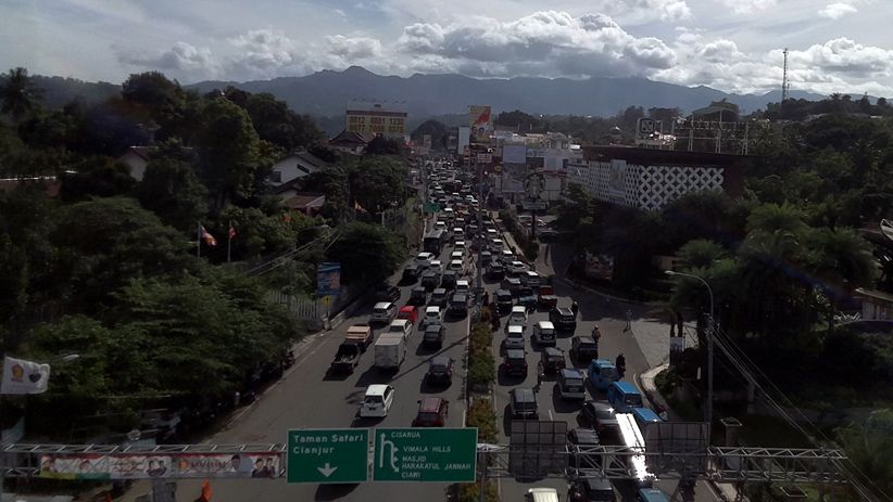 Jalur Puncak Macet, Polisi Berlakukan Sistem Buka Tutup - Bagian 3