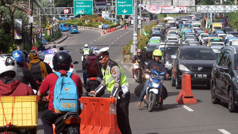 Jalur Puncak Macet, Polisi Berlakukan Sistem Buka Tutup - Bagian 1