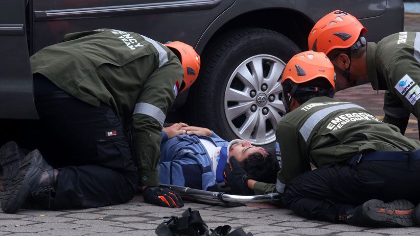 Tim Tanggap Darurat Pelindo III Evakuasi Korban Kecelakaan Beruntun