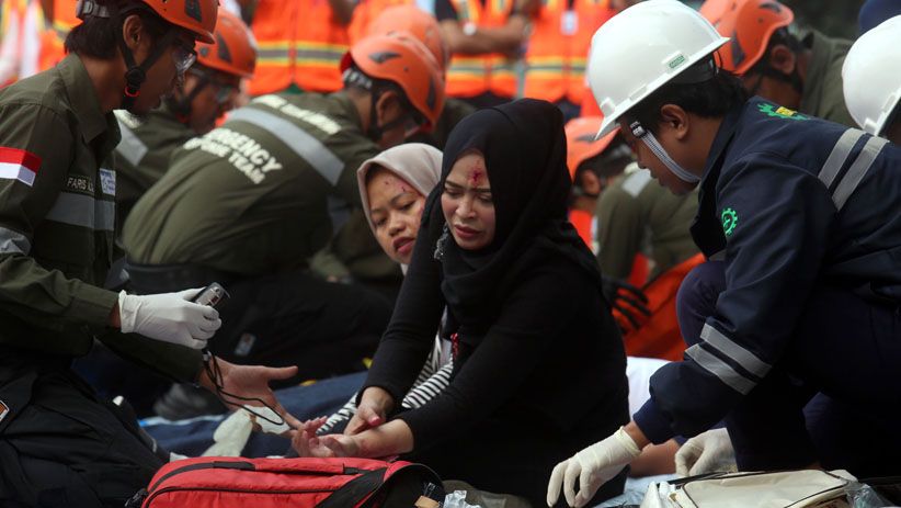 Tim Tanggap Darurat Pelindo III Evakuasi Korban Kecelakaan Beruntun