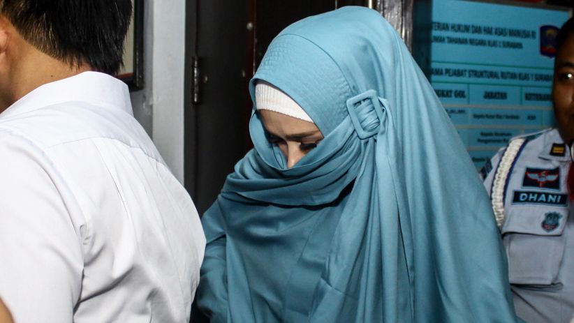 Mulan Jameela Jenguk Ahmad Dhani di Rutan Medaeng - Bagian 1