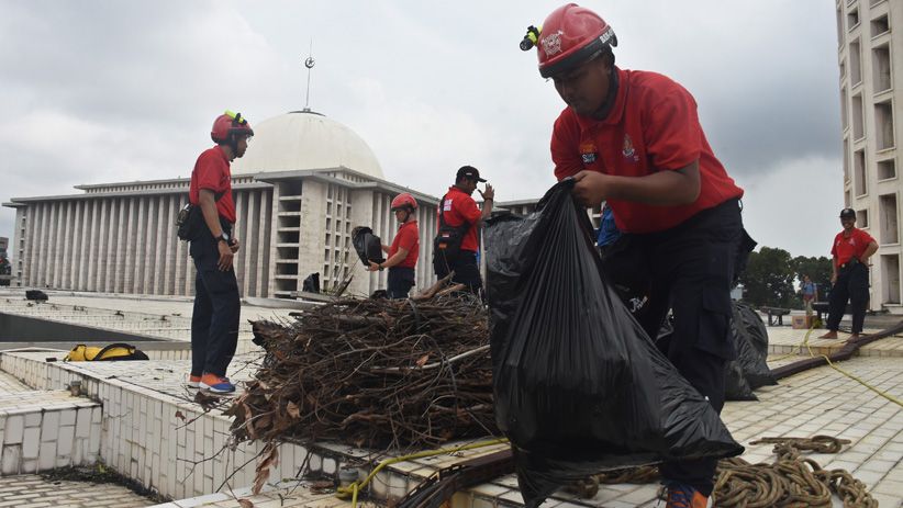 HUT ke-100, Damkar DKI Jakarta Kerja Bakti Bersihkan Masjid Istiqlal - Bagian 1