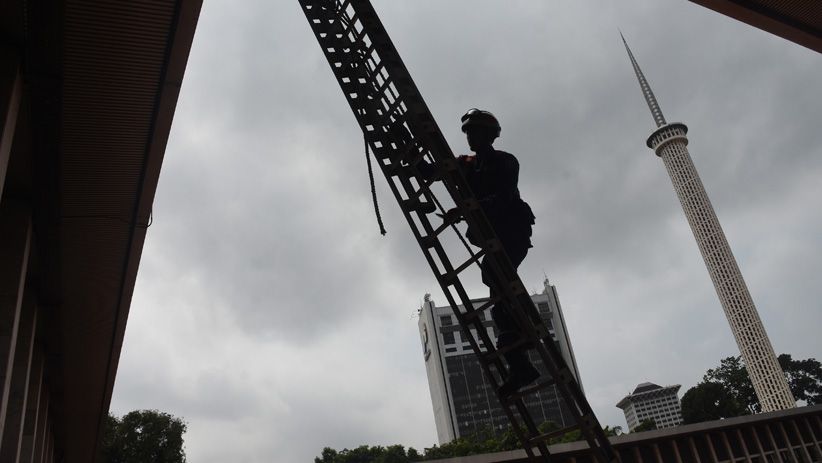 HUT ke-100, Damkar DKI Jakarta Kerja Bakti Bersihkan Masjid Istiqlal - Bagian 2