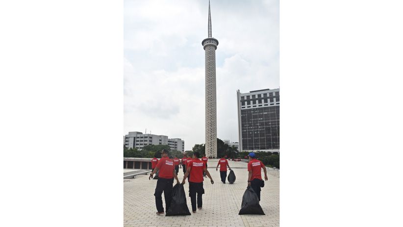 HUT ke-100, Damkar DKI Jakarta Kerja Bakti Bersihkan Masjid Istiqlal - Bagian 3