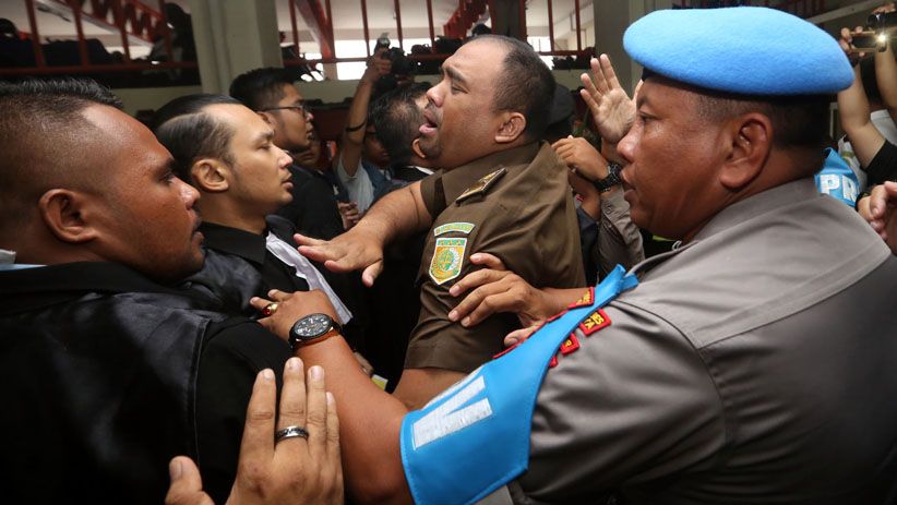 Sidang Eksepsi Ahmad Dhani Diwarnai Kericuhan - Bagian 7
