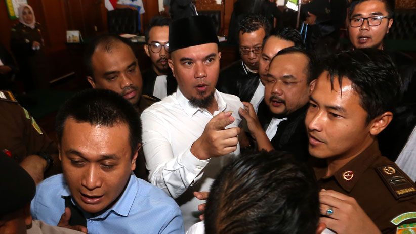 Sidang Eksepsi Ahmad Dhani Diwarnai Kericuhan - Bagian 2