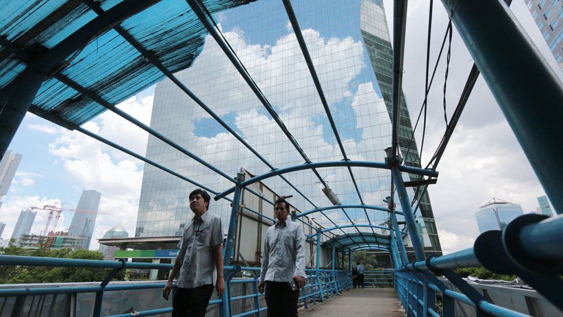 Atap Hilang, Begini Kondisi JPO Kuningan yang Memprihatinkan - Bagian 1