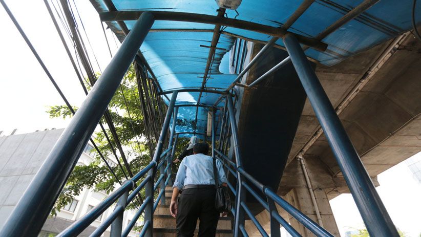 Atap Hilang, Begini Kondisi JPO Kuningan yang Memprihatinkan - Bagian 2