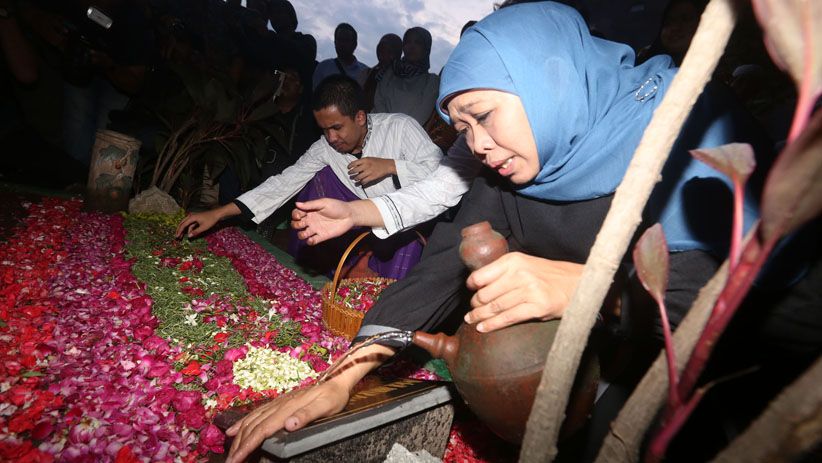 Jelang Dilantik Jadi Gubernur Jatim, Khofifah Ziarah ke Makam Orang Tua