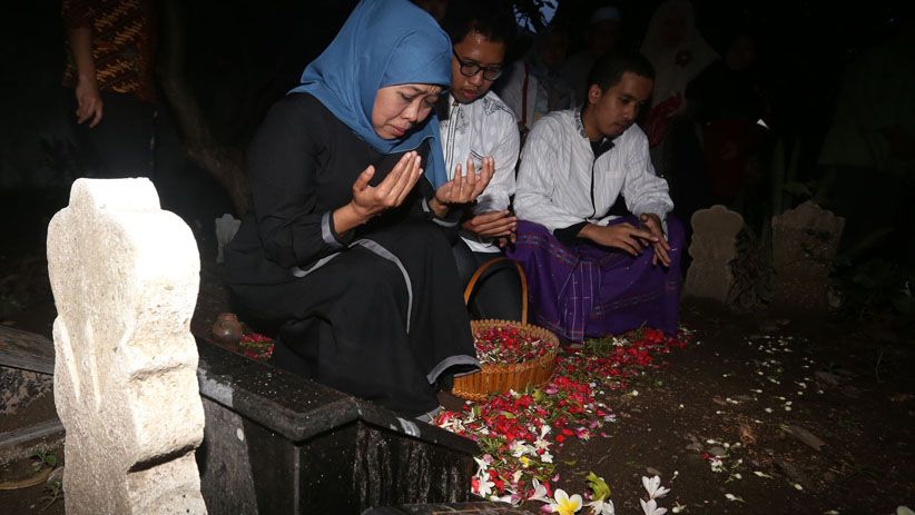 Jelang Dilantik Jadi Gubernur Jatim, Khofifah Ziarah ke Makam Orang Tua