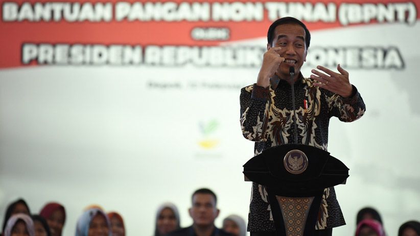 Presiden Jokowi Serahkan Bantuan Program PKH untuk Warga Depok - Bagian 2