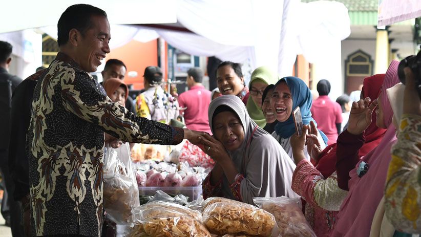 Presiden Jokowi Serahkan Bantuan Program PKH untuk Warga Depok - Bagian 3