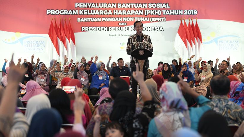 Presiden Jokowi Serahkan Bantuan Program PKH untuk Warga Depok - Bagian 1
