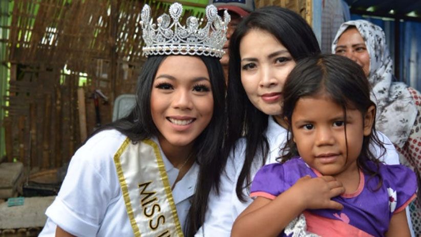 Momen Miss World dan Miss Indonesia Bertemu Korban Gempa Lombok - Bagian 8