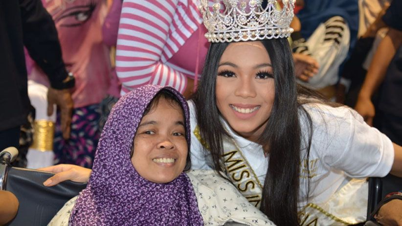 Momen Miss World dan Miss Indonesia Bertemu Korban Gempa Lombok - Bagian 9