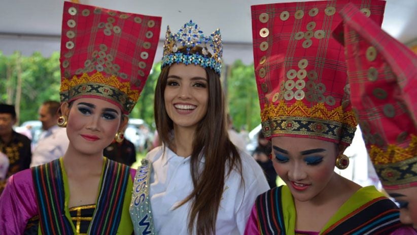 Momen Miss World dan Miss Indonesia Bertemu Korban Gempa Lombok - Bagian 7