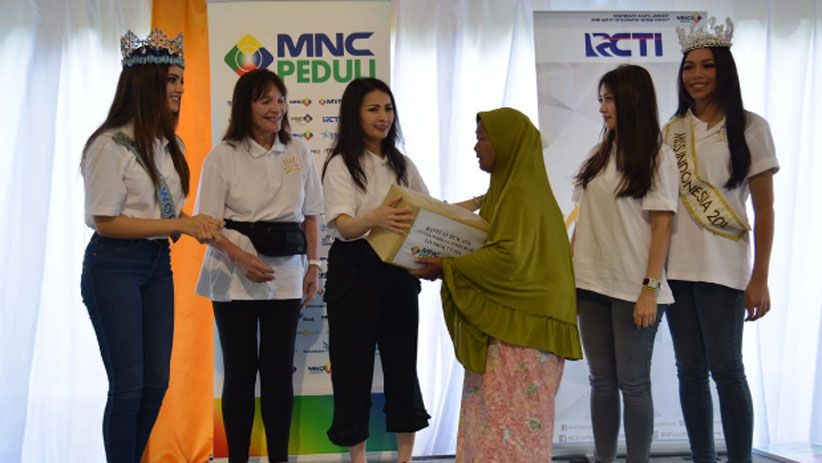 Momen Miss World dan Miss Indonesia Bertemu Korban Gempa Lombok - Bagian 6