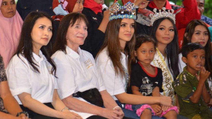 Momen Miss World dan Miss Indonesia Bertemu Korban Gempa Lombok - Bagian 3