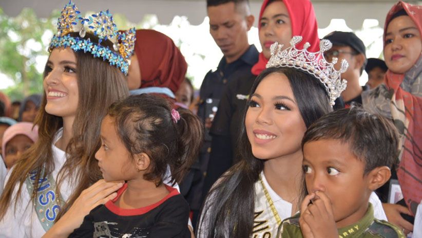 Momen Miss World dan Miss Indonesia Bertemu Korban Gempa Lombok - Bagian 2