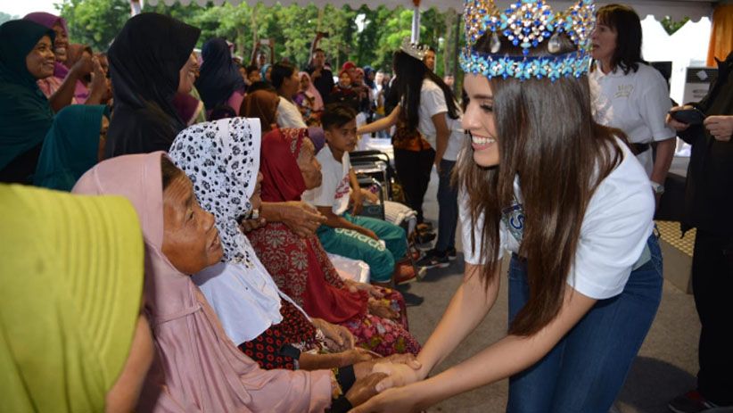 Momen Miss World dan Miss Indonesia Bertemu Korban Gempa Lombok - Bagian 5