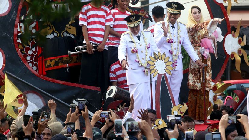 Sambutan Meriah, Khofifah-Emil Diarak Menuju Gedung Negara Grahadi