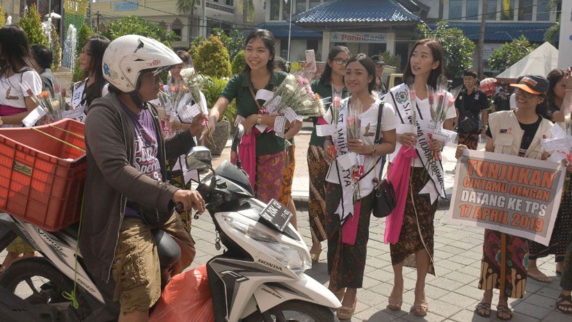 Relawan KPU Badung Sosialisasi Pemilu 2019 di Kawasan Wisata