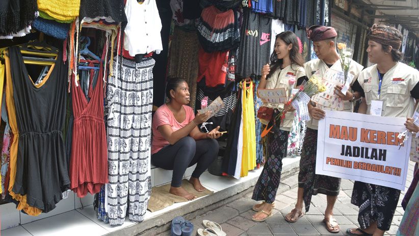 Relawan KPU Badung Sosialisasi Pemilu 2019 di Kawasan Wisata