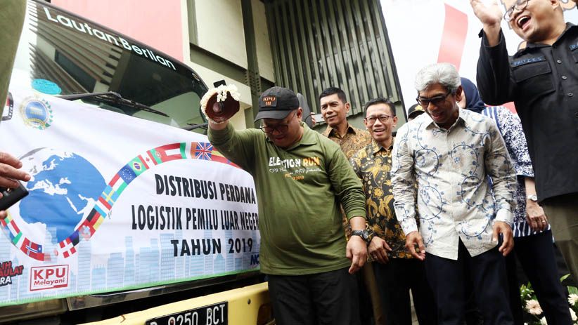 KPU Distribusi Perdana Logistik Pemilu 2019 ke Luar Negeri - Bagian 3