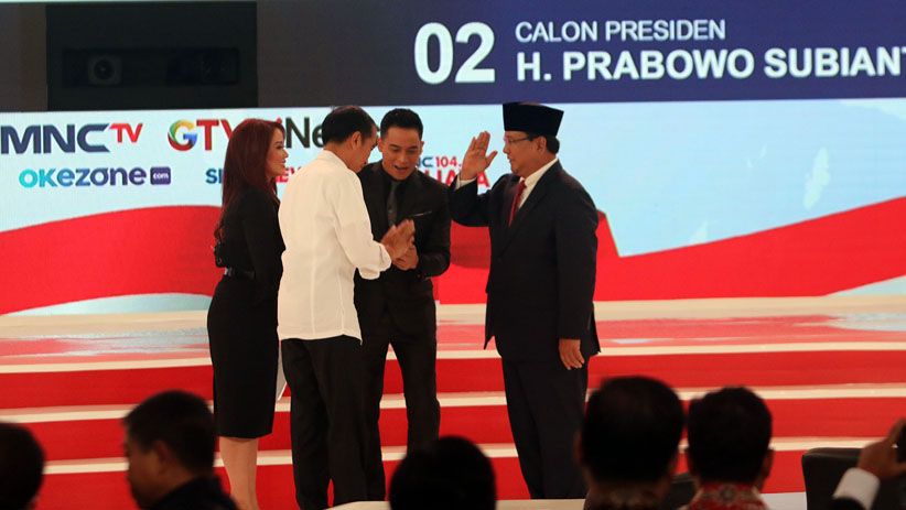 Momen Moderator Debat Capres 2019 Selfie dengan Jokowi dan Prabowo - Bagian 3