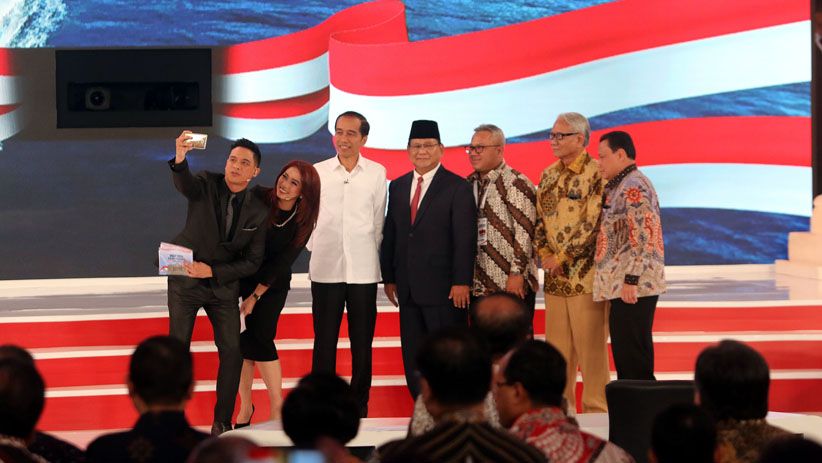 Momen Moderator Debat Capres 2019 Selfie dengan Jokowi dan Prabowo - Bagian 2