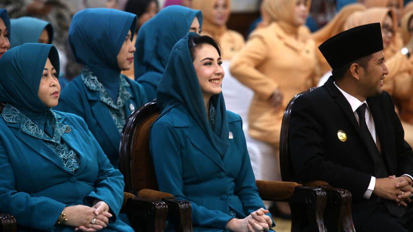 Penampilan Arumi Bachsin saat Dilantik Jadi Ketua PKK Jawa Timur - Bagian 5