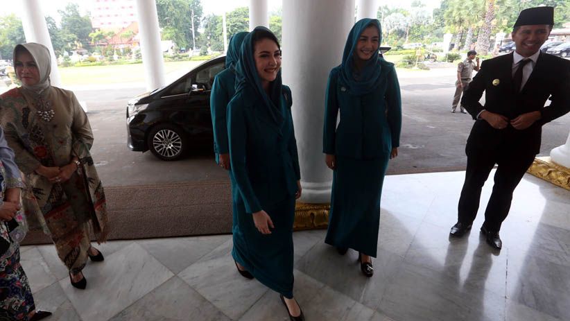 Penampilan Arumi Bachsin saat Dilantik Jadi Ketua PKK Jawa Timur - Bagian 3