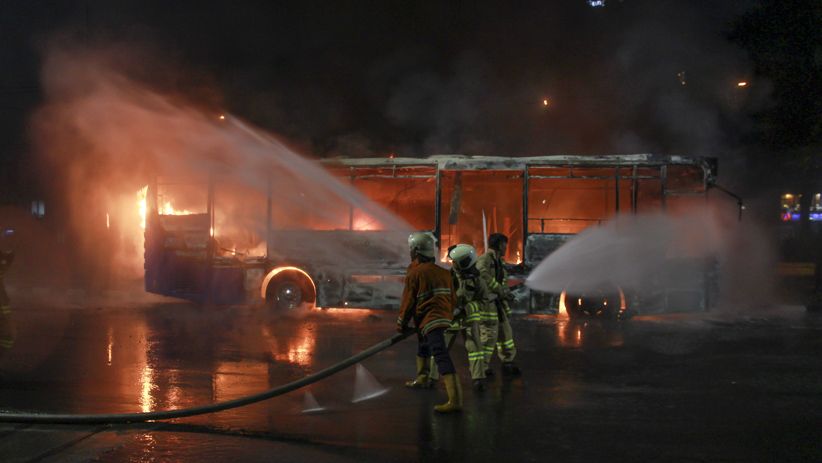 Bus Transjakarta Ludes Terbakar di Pasar Baru - Bagian 1