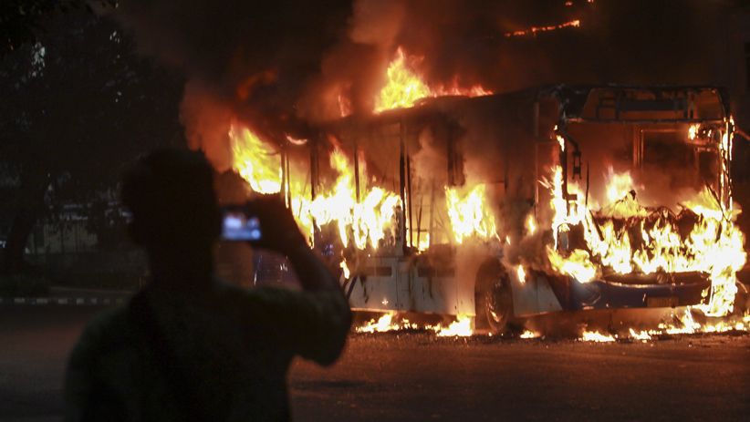 Bus Transjakarta Ludes Terbakar di Pasar Baru - Bagian 4