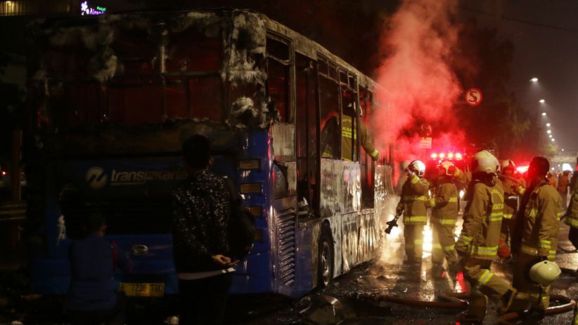 Bus Transjakarta Ludes Terbakar di Pasar Baru - Bagian 3