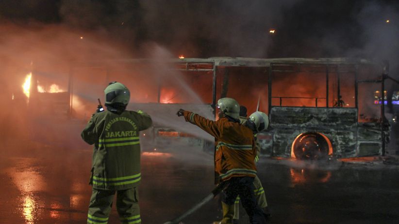 Bus Transjakarta Ludes Terbakar di Pasar Baru - Bagian 5